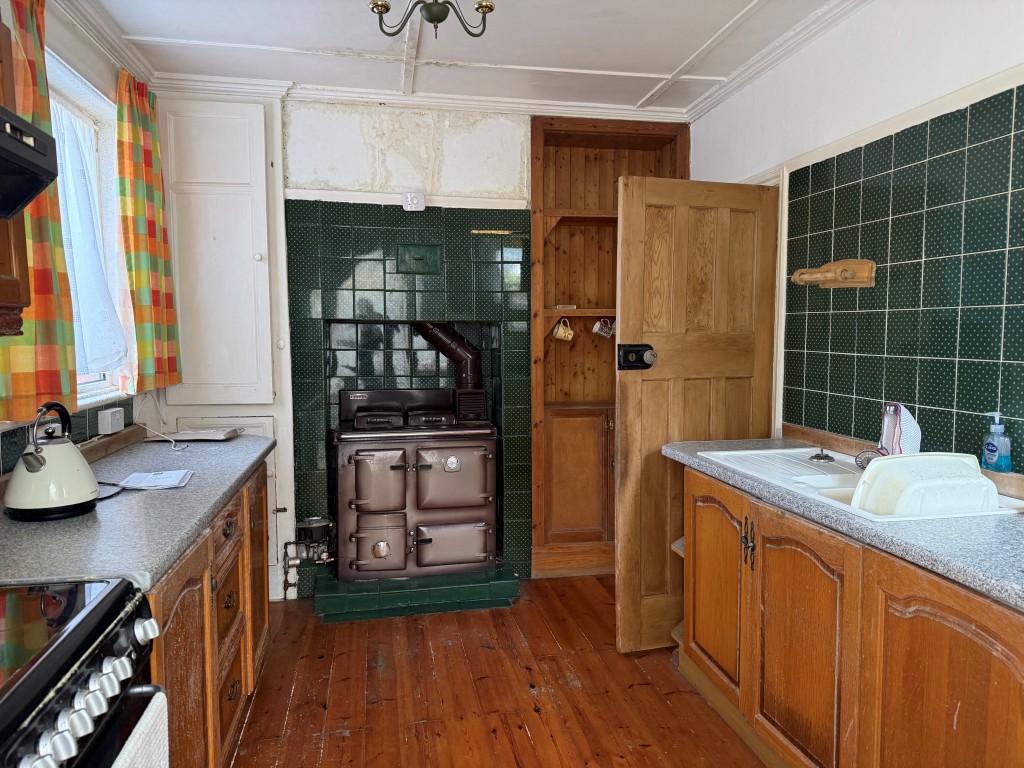 Lot: 123 - DETACHED BUNGALOW FOR UPDATING OR REPLACEMENT - Kitchen